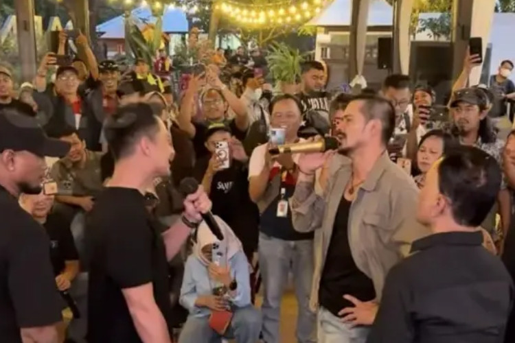 Gimik? Video Eza Gionino Tonjok Roby Tremonti Saat Konferensi Pers Diduga Emosi Usai Singgung Soal Istri