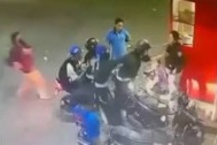 Terekam CCTV! Pengeroyokan Petugas Tambal Ban Sidoarjo Viral, Polisi Buru Oknum PSHT yang Terlibat